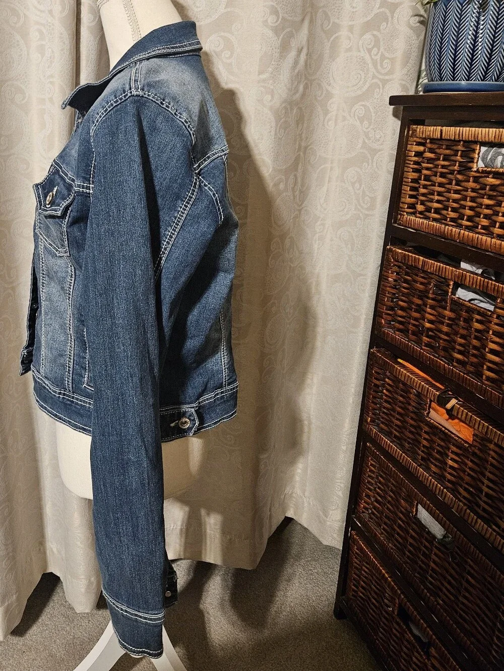 Maurices Medium Wash Denim Jacket in Blue Size 0 - Picture 5 of 9